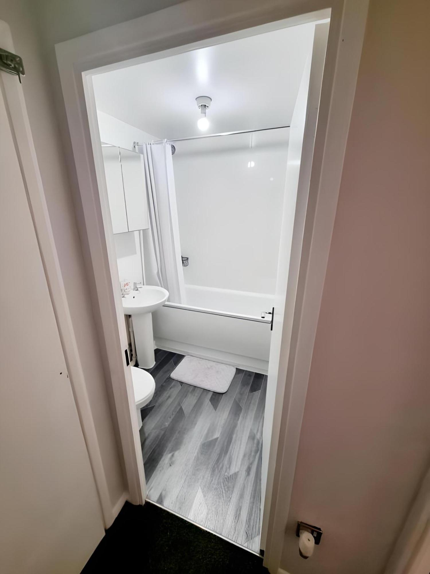 Sleek & Stylish - E15 Apartment With Parking Лондон Экстерьер фото