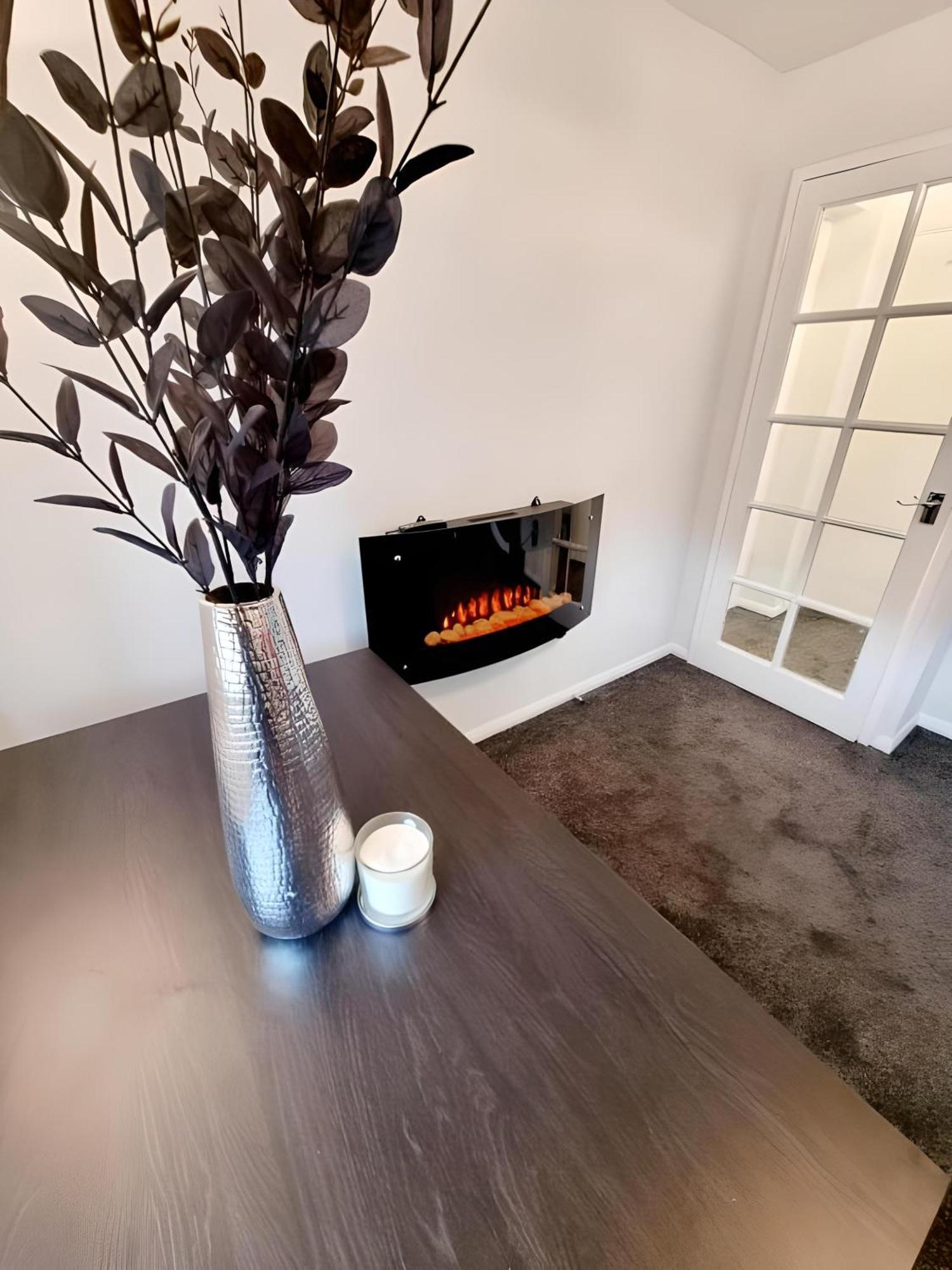Sleek & Stylish - E15 Apartment With Parking Лондон Экстерьер фото